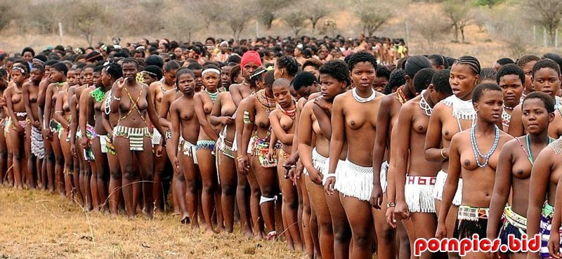много голых африканских девушек