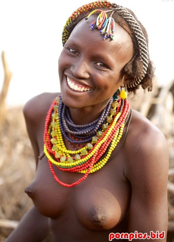 стоячая грудь зрелой африканской аборигенки