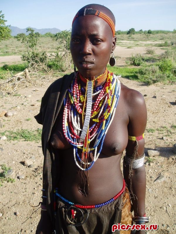 девушка аборигенка с голой грудью